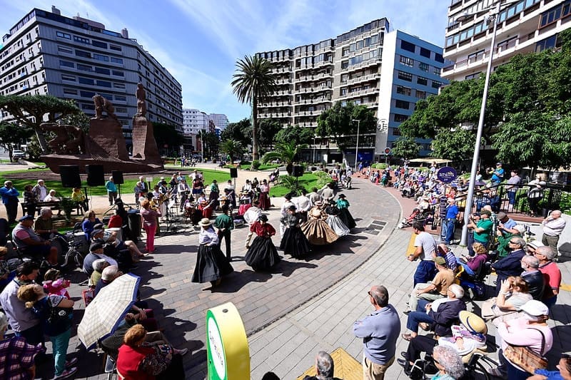 Santa Catalina volvió a sonar a timple en el Paseo Romero del Día de Canarias 2026